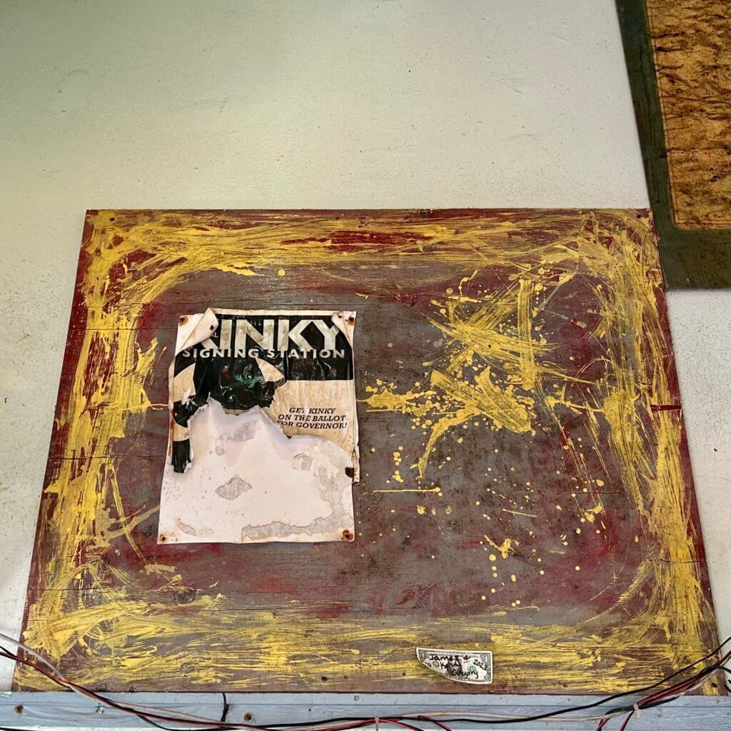 Kinky signing station